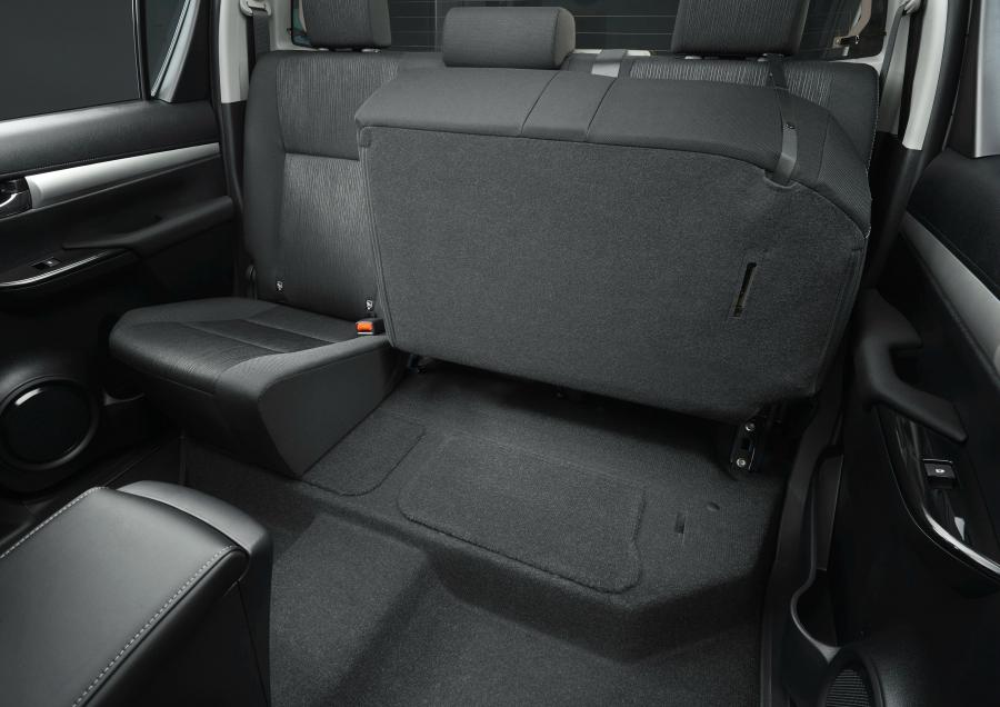 Интерьер Toyota Hilux Z Double Cab 2017 года  (JP) (фото 13 из 16)